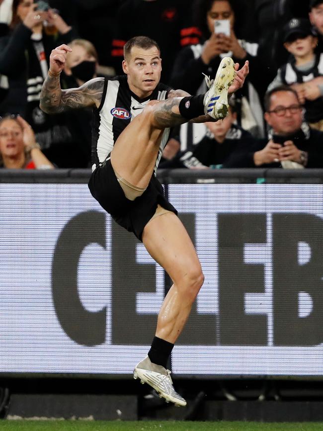 Jamie Elliott seizes his moment. Picture: Dylan Burns/AFL Photos via Getty Images