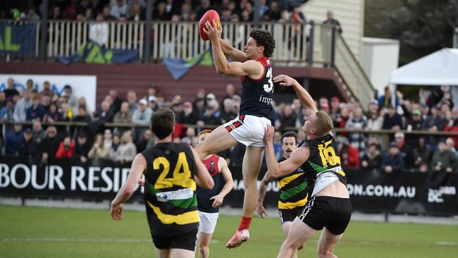 Lachlan Williams takes big grab. Picture: Andrew Batsch