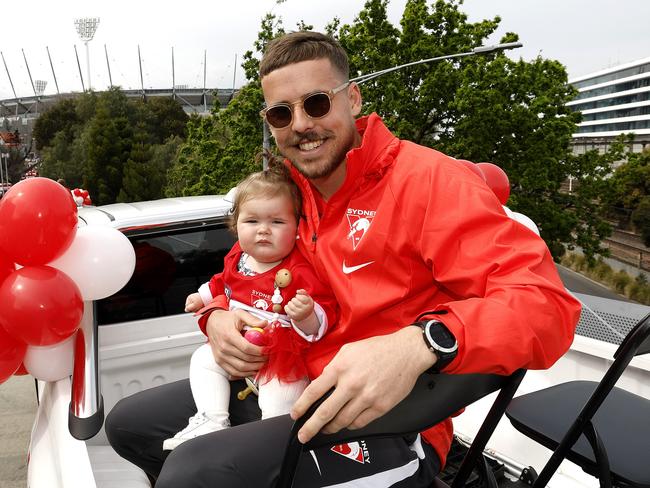 Sydney's Jake Lloyd and daughter Pia at the AFL Grand Final parade in Melbourne on September 23, 2022. Photo by Phil Hillyard(Image Supplied for Editorial Use only - **NO ON SALES** - Â©Phil Hillyard )