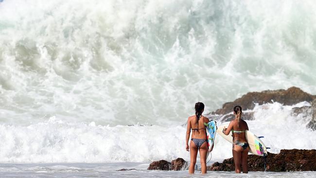 The swell is coming. Photo: Richard Gosling