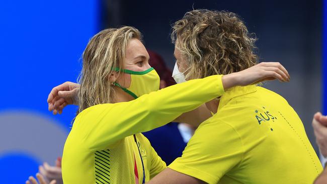 Ariarne Titmus embraces her coach Dean Boxall. Picture: Adam Head