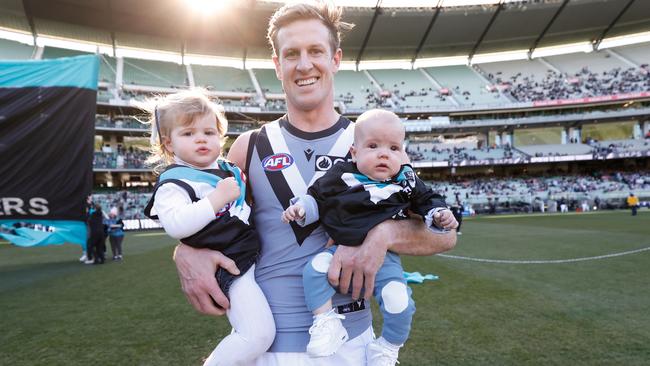 Tom Jonas of the Power with children Matilda and George before his 200th match. Picture: Michael Willson / Getty Images