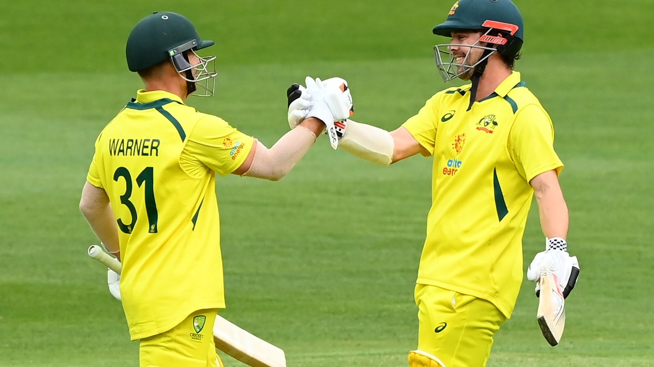 Travis Head is congratulated by David Warner. Photo by Quinn Rooney/Getty Images