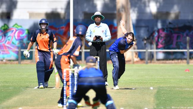 Stacey Oates bowling for Sturt. Picture: AAP Image Keryn Stevens