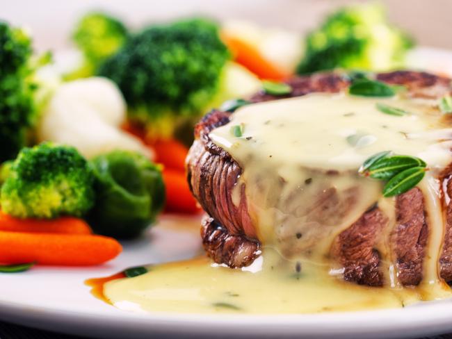 Fillet of beef with bearnaise sauce.