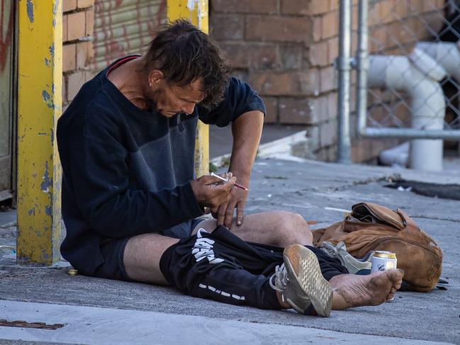 2:18pm  A man openly injects drugs into his leg in a thoroughfare alley just behind Victoria Street, Richmond and only a few hundred meters from the Safe Injecting Room, multiple passers by walked passed. Part of a larger story on Traders in Degraves Street near a proposed injecting room on Flinders St opposing it, just as the CBD is just starting to recoup after Covid. Fears it will still affect traders.  Picture: Jason Edwards