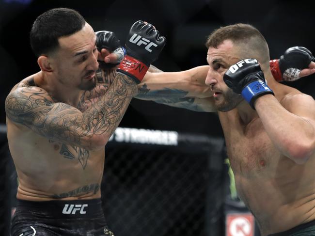 LAS VEGAS, NEVADA - DECEMBER 14: Alexander Volkanovski (R) battles with UFC featherweight champion Max Holloway in their title fight during UFC 245 at T-Mobile Arena on December 14, 2019 in Las Vegas, Nevada. Volkanovski took the title by unanimous decision.   Steve Marcus/Getty Images/AFP == FOR NEWSPAPERS, INTERNET, TELCOS & TELEVISION USE ONLY ==