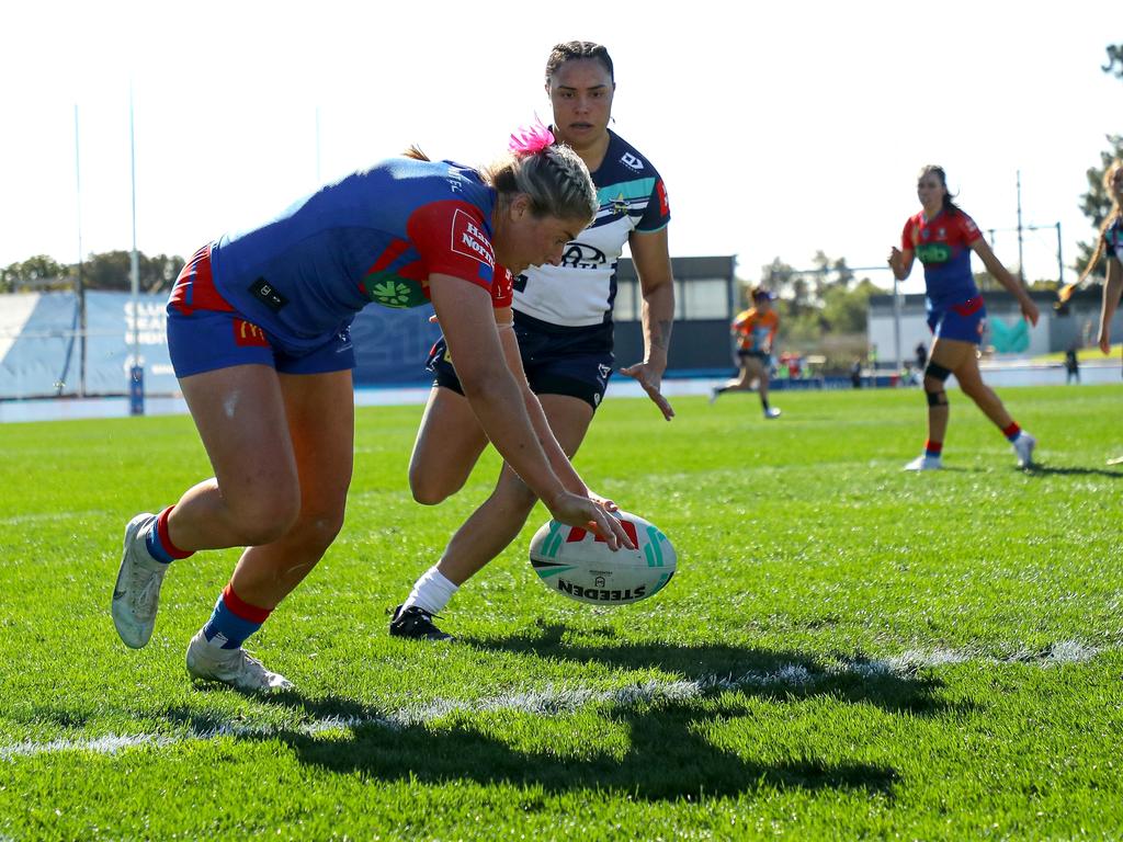 Sheridan Gallagher crosses for one of her two tries. Picture: Jeremy Ng/Getty Images