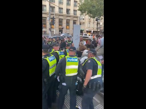 Police clash with anti-police protestors in Melbourne