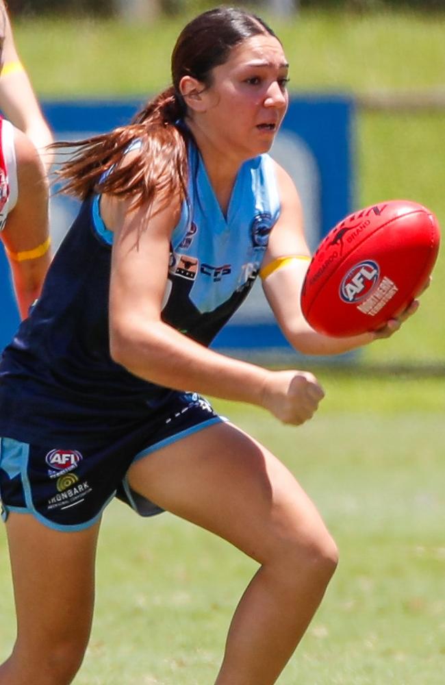 Keanne Hart-Aluni playing for the Darwin Buffettes in the NTFL. Picture: Celina Whan / AFLNT Media