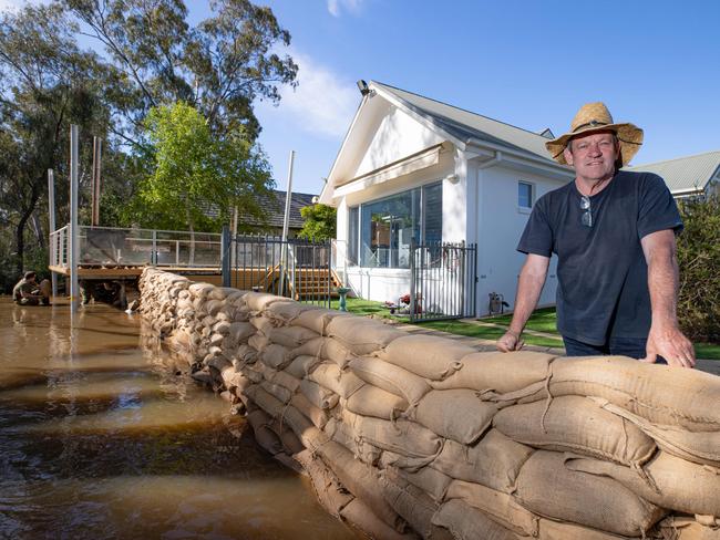 Peter Kyne home is at a low point. Monday 17th floods flooding. Echuca prepares for a second rise in water levels as water from the Murray River meets the Campaspe backing up both. The ads and locals pitch in. Picture: Jason Edwards