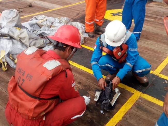 CORRECTION - This handout photo taken by Pertamina Hulu Energy and released on October 29, 2018 via the Twitter account of Sutopo Purwo Nugroho from Indonesia's National Disaster Mitigation Agency shows personnel looking at items believed to be from the wreckage of the Lion Air flight JT 610, recovered off the coast of Indonesia's Java island after the Boeing crashed into the sea. - The Indonesian Lion Air plane carrying 188 passengers and crew crashed into the sea on October 29, officials said, moments after it had asked to be allowed to return to Jakarta. (Photo by Handout / various sources / AFP) / -----EDITORS NOTE --- RESTRICTED TO EDITORIAL USE - MANDATORY CREDIT "AFP PHOTO / Pertamina Hulu Energy via National Disaster Mitigation Agency" - NO MARKETING - NO ADVERTISING CAMPAIGNS - DISTRIBUTED AS A SERVICE TO CLIENTS - NO ARCHIVES / “The erroneous mention[s] appearing in the metadata of this photo by Handout has been modified in AFP systems in the following manner: [This handout photo taken by Pertamina Hulu Energy and released on October 29, 2018 via the Twitter account of Sutopo Purwo Nugroho] instead of [This handout photo taken and released on October 29, 2018 via the Twitter account of Sutopo Purwo Nugroho]. Please immediately remove the erroneous mention[s] from all your online services and delete it (them) from your servers. If you have been authorized by AFP to distribute it (them) to third parties, please ensure that the same actions are carried out by them. Failure to promptly comply with these instructions will entail liability on your part for any continued or post notification usage. Therefore we thank you very much for all your attention and prompt action. We are sorry for the inconvenience this notification may cause and remain at your disposal for any further information you may require.”