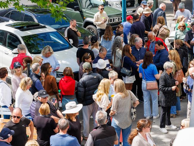 MELBOURNE, AUSTRALIA - NewsWire 20th OCTOBER 2024. Pictured:  Local protesters ahead of Premier Jacinta Allan and Minister for Planning Sonya Kilkenny to make an announcement. Picture: NewsWire / Nadir Kinani