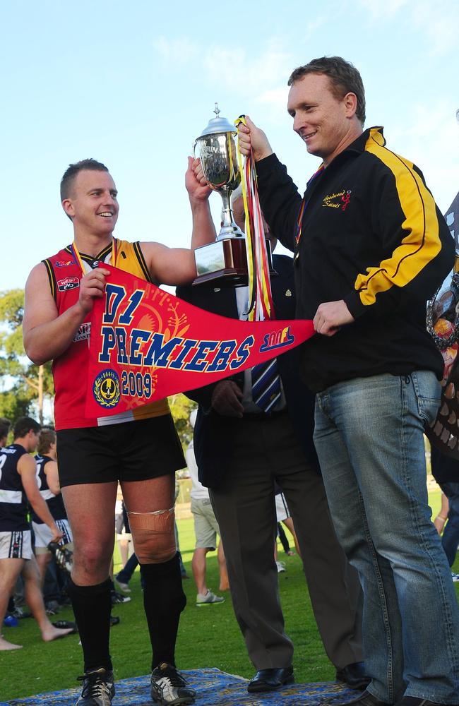 Mills celebrating the 2009 premiership with captain David Bartel.