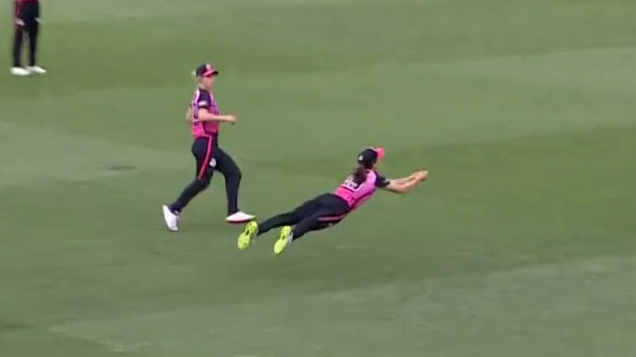 Erin Burns réalise une prise volante scandaleuse pour les Sydney Sixers contre les Perth Scorchers en WBBL