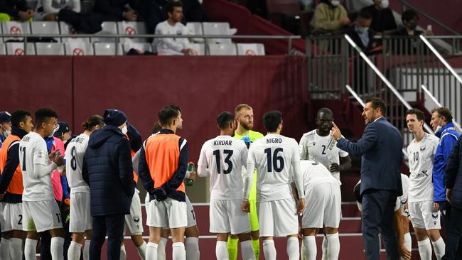 Melbourne Victory coach Tony Popovic addresses his players before the second half of extra time on Tuesday night in Japan. Picture: Masashi Hara/Getty Images