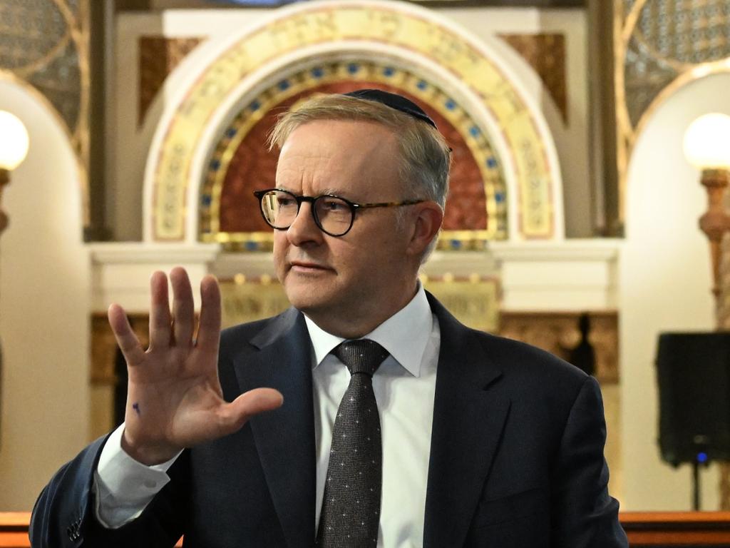 Albanese a no-show at leading synagogue