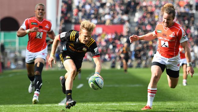 Damian McKenzie of the Chiefs scores a try at Prince Chichibu Memorial Ground.