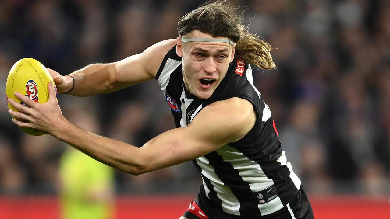 MELBOURNE, AUSTRALIA - SEPTEMBER 10: Darcy Moore of the Magpies gathers the ball during the AFL First Semifinal match between the Collingwood Magpies and the Fremantle Dockers at Melbourne Cricket Ground on September 10, 2022 in Melbourne, Australia. (Photo by Quinn Rooney/Getty Images)