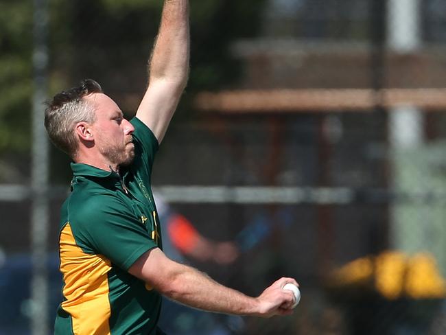 VTCA Cricket: Aberfeldie v Yarraville Club: Ashley Sweet of Yarraville Club bowlingSaturday, March 12, 2022, in Aberfeldie, Victoria, Australia. Picture: Hamish Blair