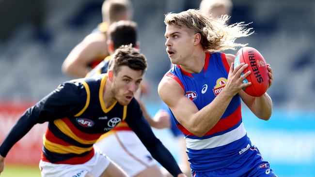 Bailey Smith looks to clear in front of Paul Seedsman. Picture: Michael Klein