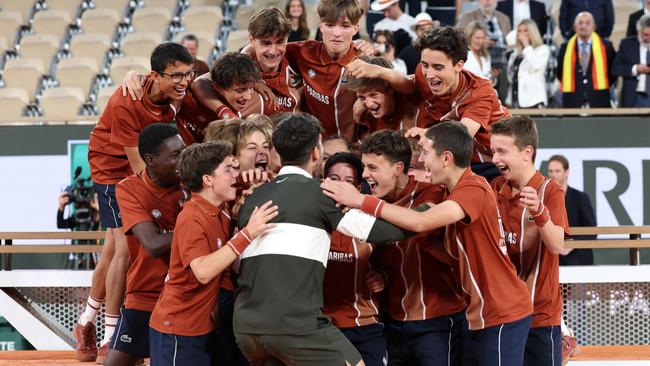 Carlos Alcaraz celebrates with ball boys. Photo by Clive Brunskill/Getty Images.