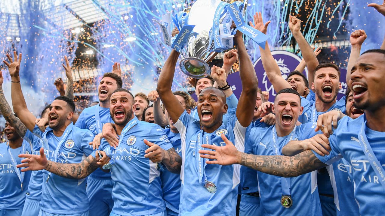 Fernandinho of Manchester City lifts the Premier League trophy with his teammates. Photo by Michael Regan/Getty Images