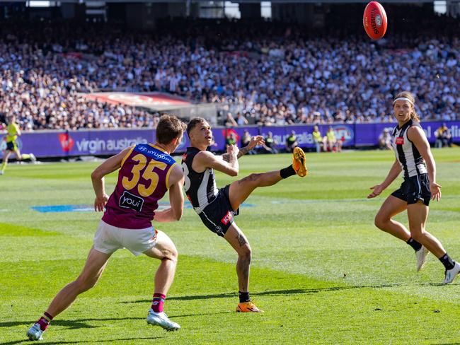 MELBOURNE , AUSTRALIA. September 30, 2023. AFL Grand Final between Collingwood and the Brisbane Lions at the MCG. Bobby Hill Kicks a goal in the second q.  Picture by Jason Edwards