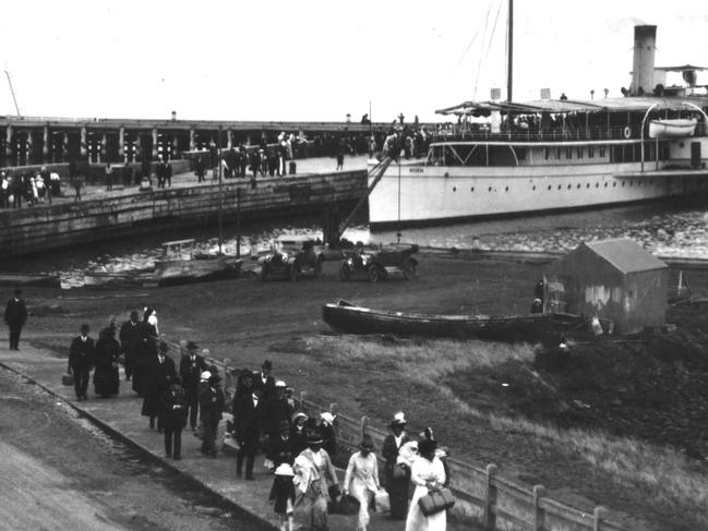 Paddle Steamer Hygeia at Mornington Pier.jpg