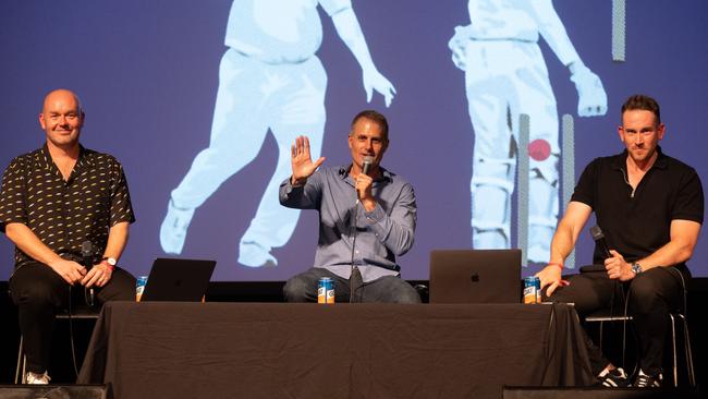 Perry and Higgins with former Australian batter Simon Katich.