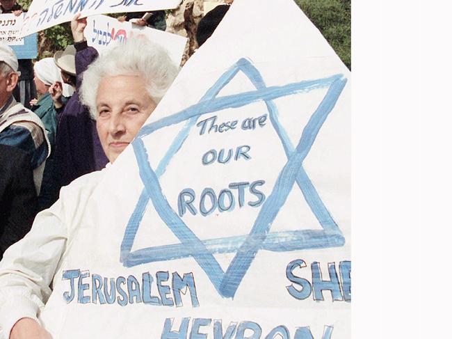 16/11/96: An Israeli protestor holds a sign during a demonstration outside Israeli Prime Minster Bejamin Netanyahu's office in Jerusalem November 15, 1996. (AP PHOTO/Nadav Neuhaus). nov 96 p/ /demonstrations /israel