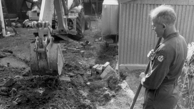 Police and excavator in backyard of house in Hackham West during search for remains of Louise Bell in Feb 1991.