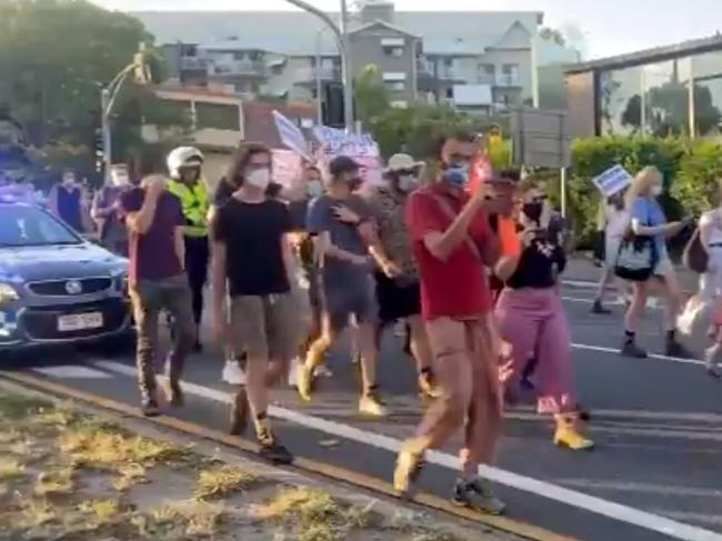 Kangaroo Point Refugee protesters have taken to the street in an unauthorised protest this afternoon holding up afternoon traffic and those leaving the forth cricket test. Picture Twitter/@SophieUpcroft