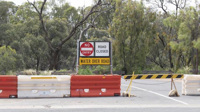 Mildura prepares for flooding by building levies all across town.