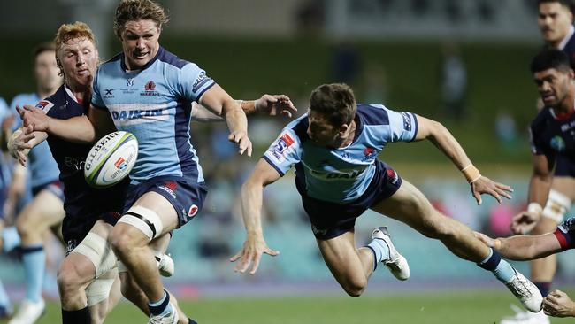 Jake Gordon offloading to Michael Hooper in the last Super Rugby tournament.