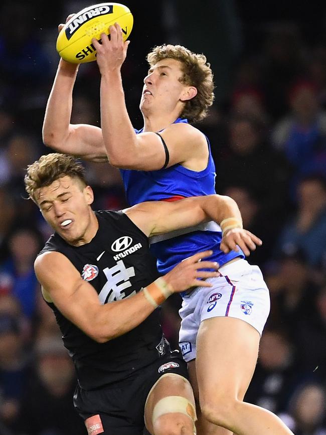 Aaron Naughton marks over Patrick Cripps.