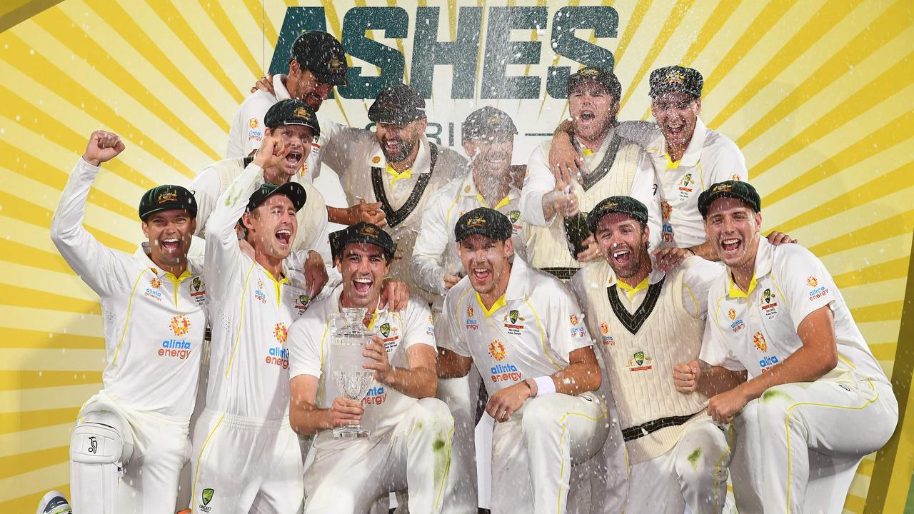 Australia's players celebrates with the Ashes trophy. Photo by William WEST / AFP