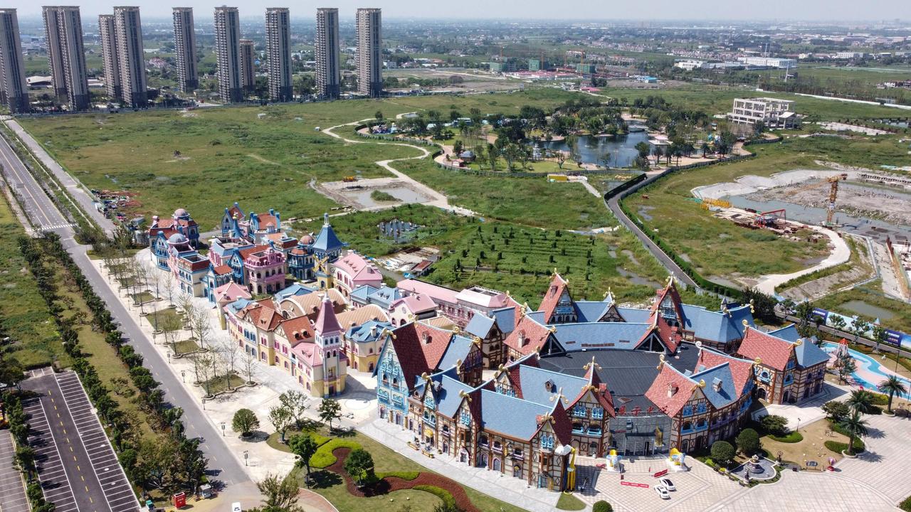 Se detuvo el trabajo en la construcción de la Ciudad de Turismo Cultural Evergrande, un desarrollo residencial, minorista y de entretenimiento de uso mixto, en Taicang, ciudad de Suzhou, en la provincia oriental de Jiangsu, en China. Imagen: Vivian Lin / AFP