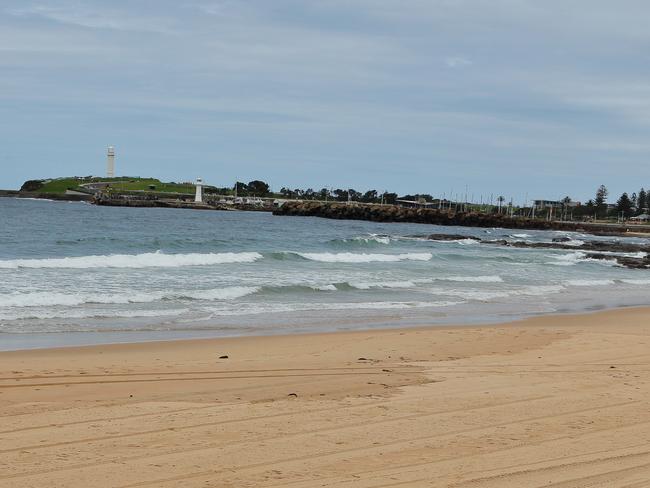 North Beach, Wollongong, NSW, in photo taken 06/11/2009. Compared to the circa 1950 photo, the point and rocky outcrop are apparently unchanged. This assignment has comparison before and after pictures of the Wollongong beach from past times and today.