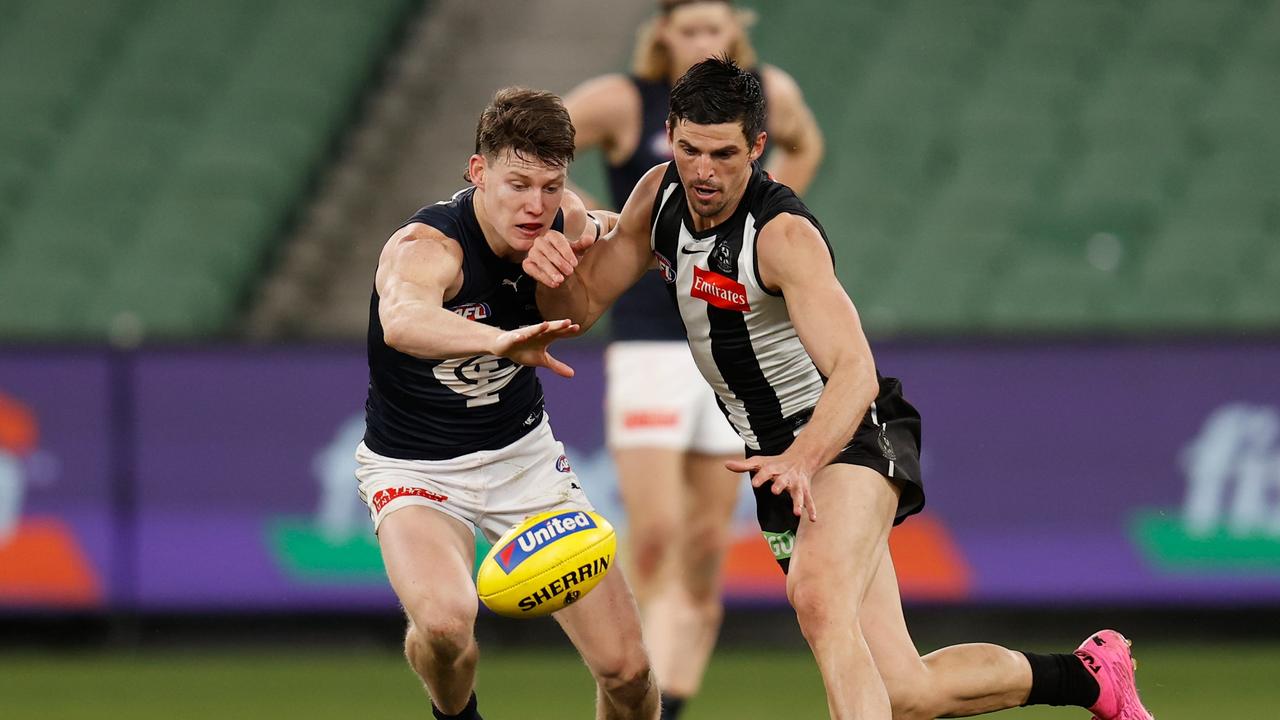 MELBOURNE, AUSTRALIA - JULY 18: Scott Pendlebury of the Magpies and Sam Walsh of the Blues compete for the ballduring the 2021 AFL Round 18 match between the Collingwood Magpies and the Carlton Blues at the Melbourne Cricket Ground on July 18, 2021 in Melbourne, Australia. (Photo by Michael Willson/AFL Photos via Getty Images)