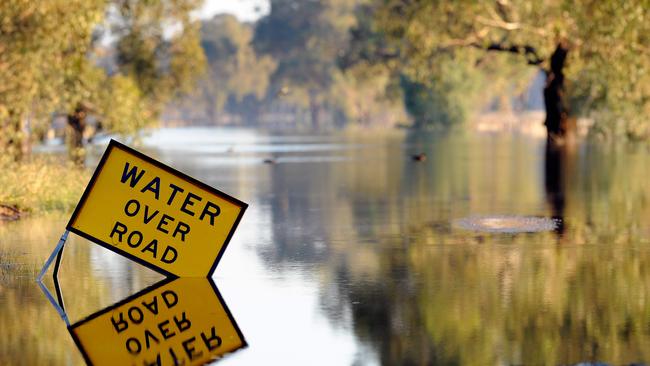 About 3000 Victorian and NSW landholders must accept flooding of their land to meet the Basin Plan goal of getting up to 80 gigalitres a day across the South Australian border.