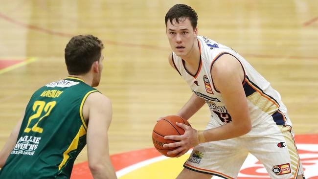 Stephen Zimmerman of the Cairns Taipans and Will Magnay of the Jack Jumpers. (Photo by Sarah Reed/Getty Images)