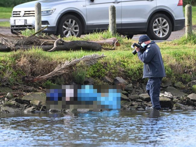 MELBOURNE, AUSTRALIA - NewsWire Photos - JULY, 14, 2024: 14/07/2024 Police at the scene where a woman's body has been  found at the Maribyrnong River at Flemington.  Picture: NewsWire / Tony Gough