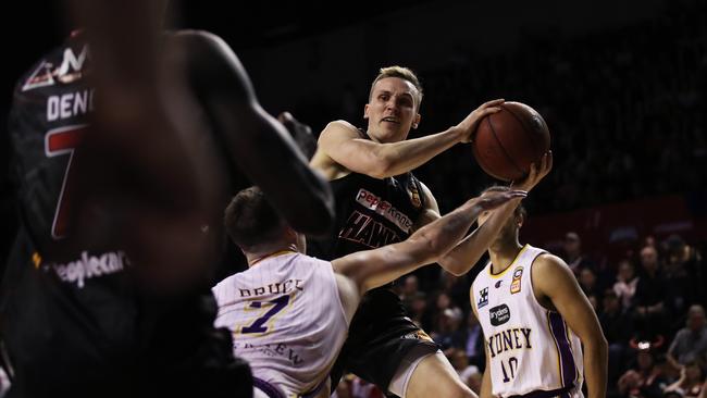 The Hawks and Kings clash last season.