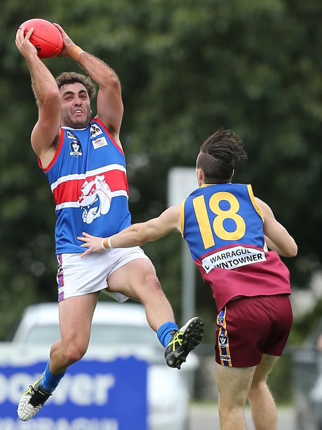 New Seaford coach Zac Vansittart (left) playing for the Bunyip Bulldogs. Picture Yuri Kouzmin