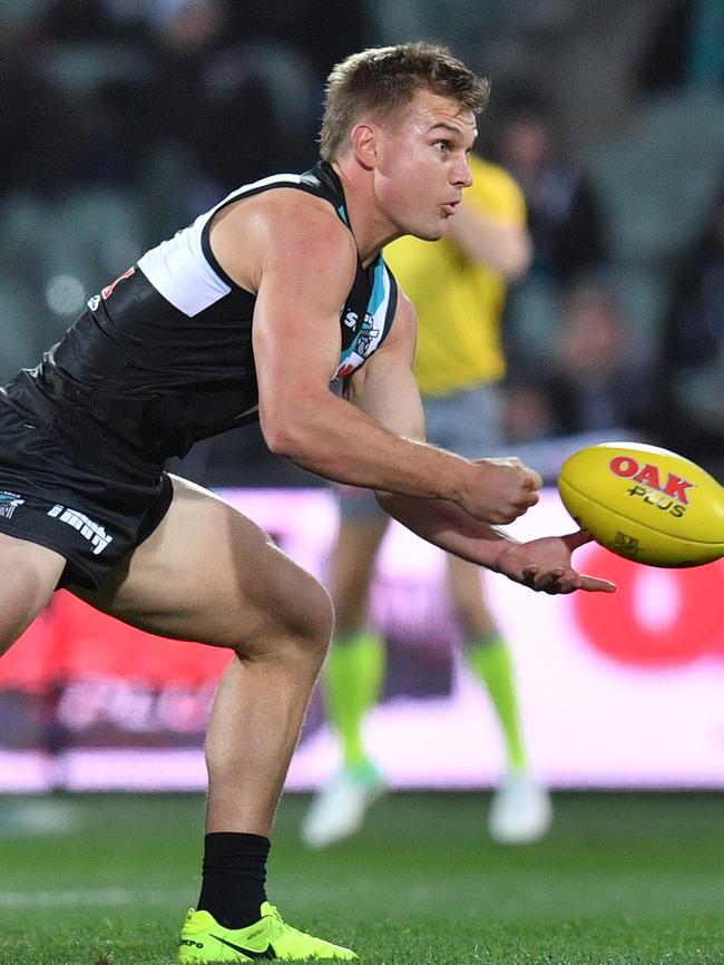 Ollie Wines hand balls against the Western Bulldogs. Picture: AAP Image/David Mariuz