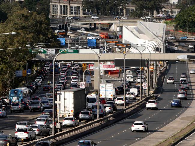SYDNEY, AUSTRALIA - NewsWire Photos AUGUST 25, 2022:  Peak Hour traffic pictured as it heads towards Sydney's harbour bridge.Picture: NCA NewsWire / Damian Shaw
