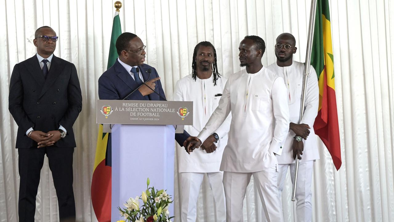 Senegalese President Macky Sall talks to Sadio Mane (second right) during a presentation before the team left for Ivory Coast for the 2024 Africa Cup of Nations. (Photo by Seyllou / AFP)