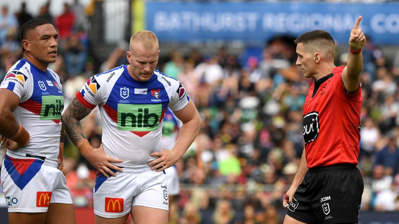 Barnett did not argue with the referee, who sent him from the field. NRL: NRL Imagery