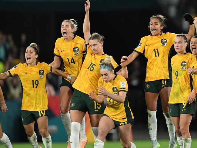 BRISBANE, AUSTRALIA - AUGUST 12: Players of Australia celebrate their side's victory in the penalty shoot out after Cortnee Vine of Australia scores her team's tenth penalty in the penalty shoot out during the FIFA Women's World Cup Australia & New Zealand 2023 Quarter Final match between Australia and France at Brisbane Stadium on August 12, 2023 in Brisbane, Australia. (Photo by Quinn Rooney/Getty Images )